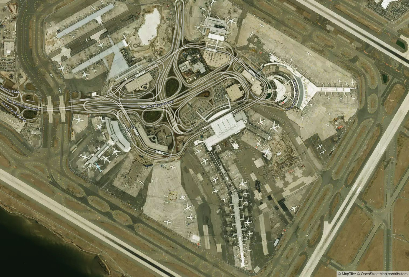 Vue Satellite de l'Aéroport Aéroport international John F. Kennedy - Plan Aérien JFK & Vue d'Ensemble du Terminal