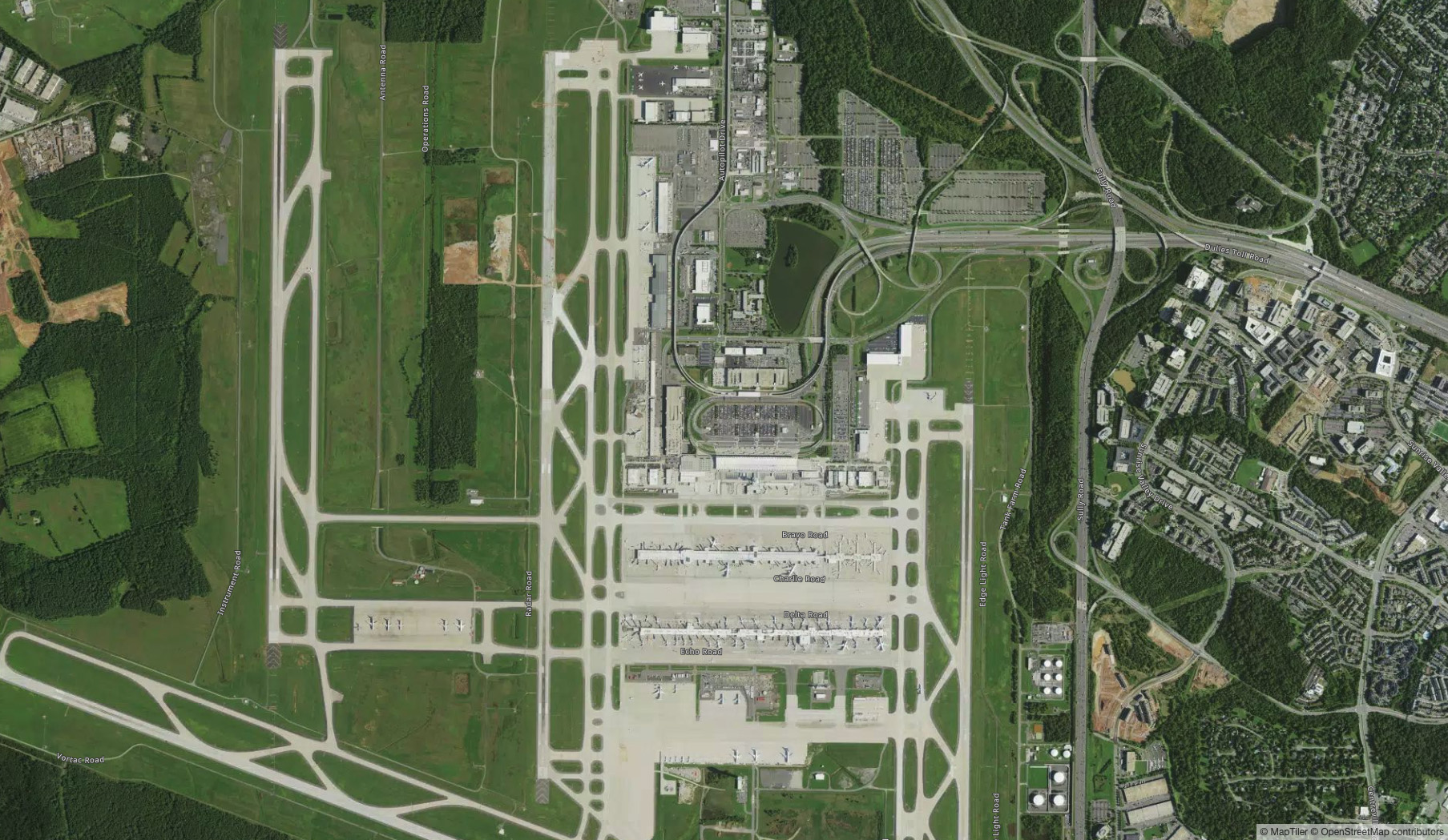 Vista Satelital del Aeropuerto Aeropuerto Internacional Washington Dulles - Mapa Aéreo IAD y Vista General del Terminal