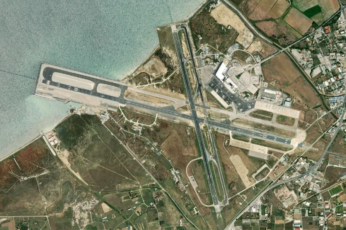 塞萨洛尼基机场机场卫星视图 - SKG航空地图和候机楼概览