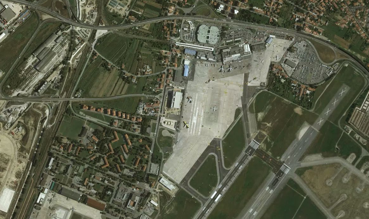 比萨国际机场机场卫星视图 - PSA航空地图和候机楼概览