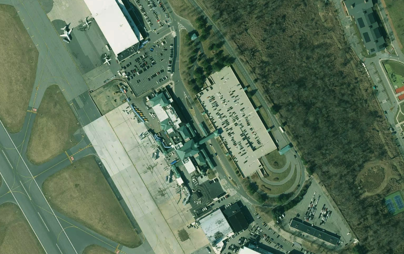 Vista Satelital del Aeropuerto Aeropuerto del Condado de Westchester - Mapa Aéreo HPN y Vista General del Terminal