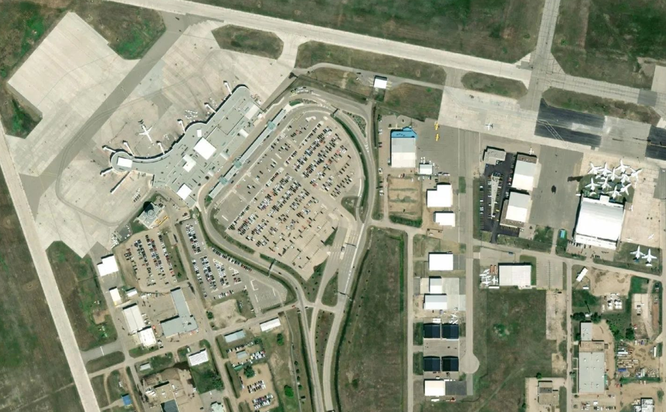 萨斯卡通J G迪芬贝克国际机场机场卫星视图 - YXE航空地图和候机楼概览
