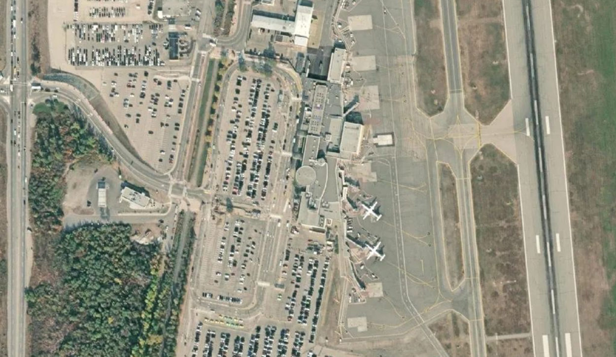 基洛纳机场机场卫星视图 - YLW航空地图和候机楼概览
